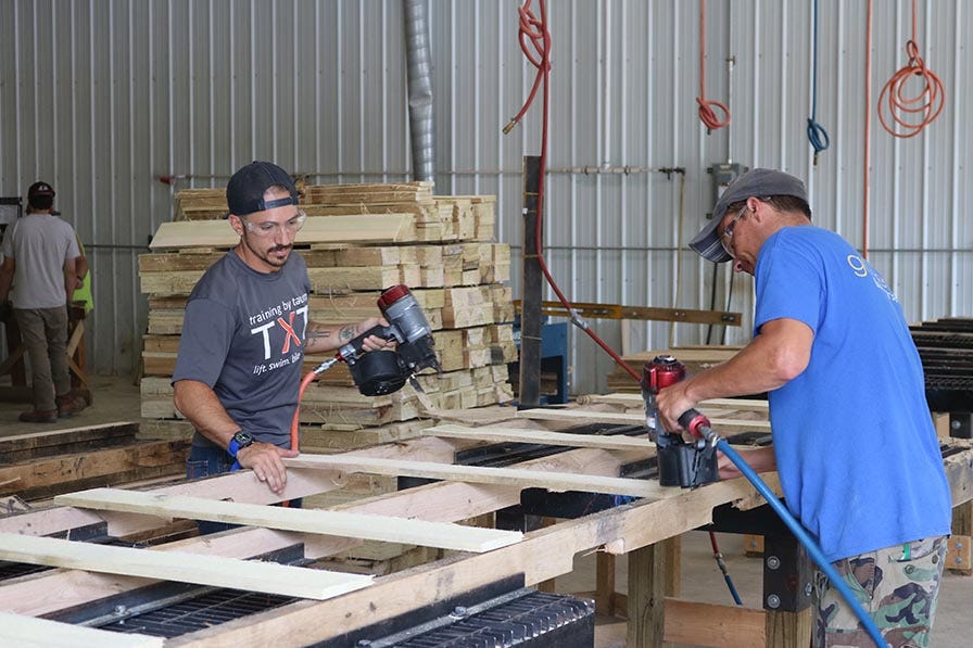 Pallet assembly station