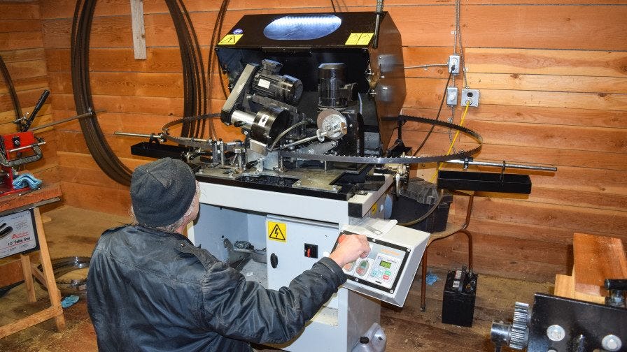 David Strom setting up a blade